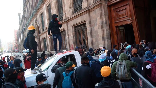 Integrantes De Ayotzinapa Rompen Puerta De Palacio Nacional Donde AMLO