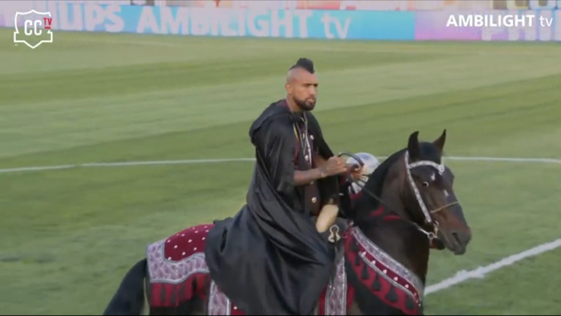 La surrealista presentación de Arturo Vidal con Colo Colo llega en