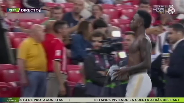 La Reacci N De Un Joven Aficionado Cuando Vinicius Le Regala Su