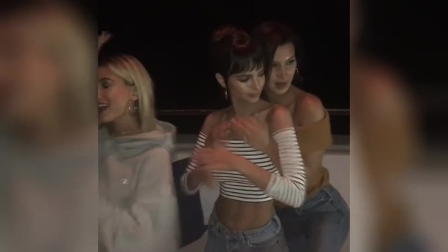 Emily Ratajkowski Y Bella Hadid Revolucionan Cannes Con Su Baile Marcatv