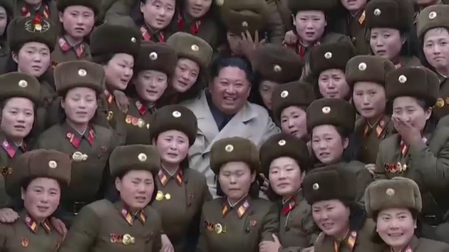 Corea del Norte emite un vídeo épico de Kim Jong Un en un campamento