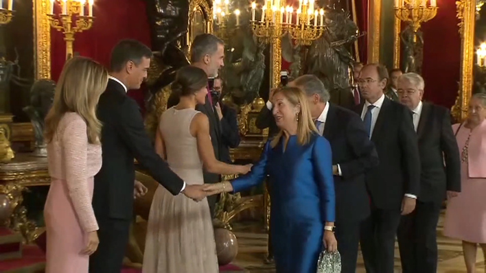 Sanches y señora se cuelan en el Besamanos Real bilaketarekin bat datozen irudiak