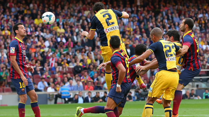 Godín marcó el gol que dio al Atlético LaLiga en el Camp Nou.