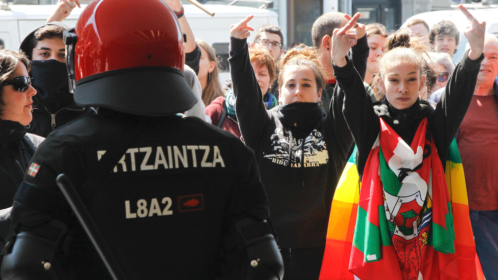 Resultado de imagen de Radicales de la izquierda abertzale cortan la Gran VÃ­a y el tranvÃ­a en Bilbao contra Vox