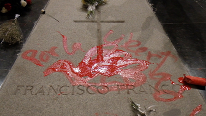 Profanan con pintura roja la tumba de Franco en el Valle de los Caídos por  la "libertad robada" | España
