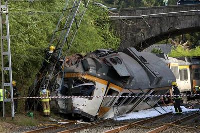 Cuatro muertos y 48 heridos tras descarrilar un tren de pasajeros en  Pontevedra | Sociedad Home | EL MUNDO