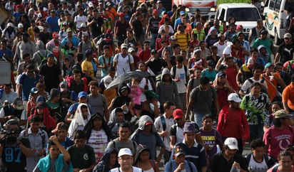 La caravana de migrantes esquiva los controles fronterizos y se interna en territorio mexicano