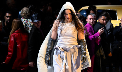 Rosalía arrasa con todo en el desfile de Louis Vuitton - 22 minutos con