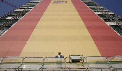 15 000 Euros Y 731 Metros Cuadrados De Tela Para La Bandera Mas Grande De Espana Madrid Home El Mundo