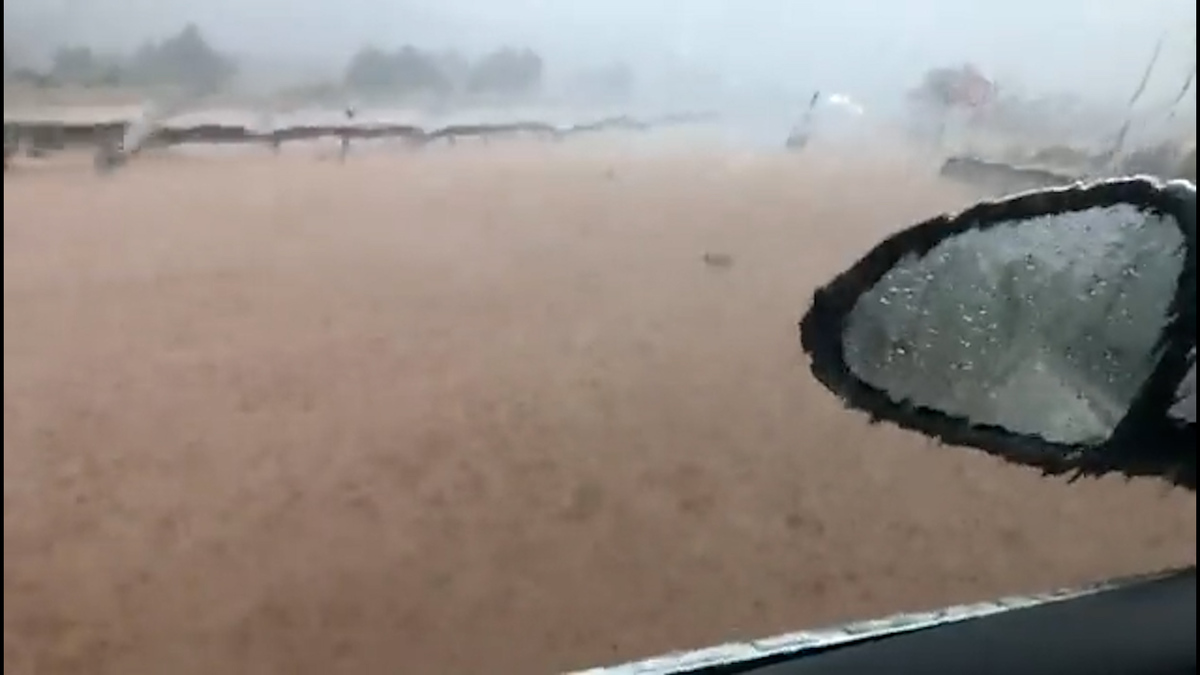 La lluvia desborda las calles y ramblas en Águilas y corta la autovía a  Lorca - ELMUNDOTV