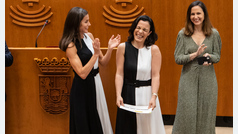 La Reina Letizia entrega un premio... y la premiada lleva el mismo vestido