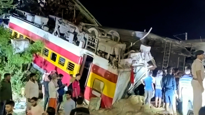 El triple accidente de tren en India deja ya casi 300 muertos