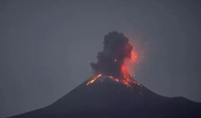 El Volcan Krakatoa Entra En Erupcion Internacional