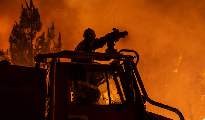 Niemcy, Grecja, Polska, Rumunia i Austria idą z pomocą Francji, gdy szaleje pożar.