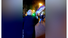 Una anciana se quita el velo islámico durante las protestas en Irán