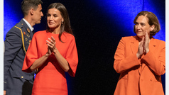 La Reina Letizia vuelve a coincidir en el look: Ada Colau y ella visten de naranja