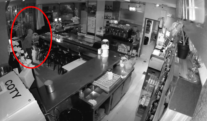 Nuevo asalto en Batan: dos encapuchados roban en una cafetería tras reventar el cierre y las lunas