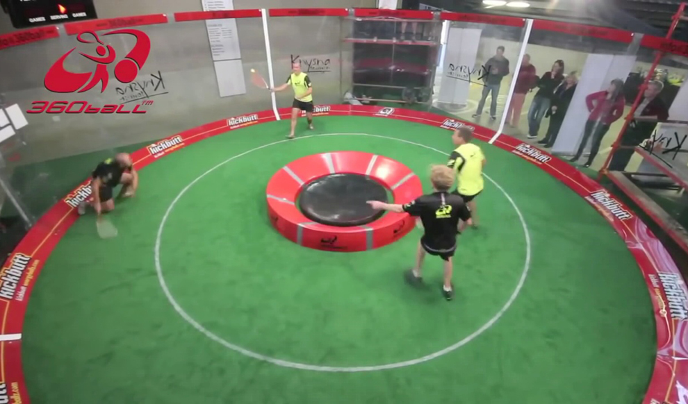 El 360Ball es un nuevo deporte de raqueta con una pista circular