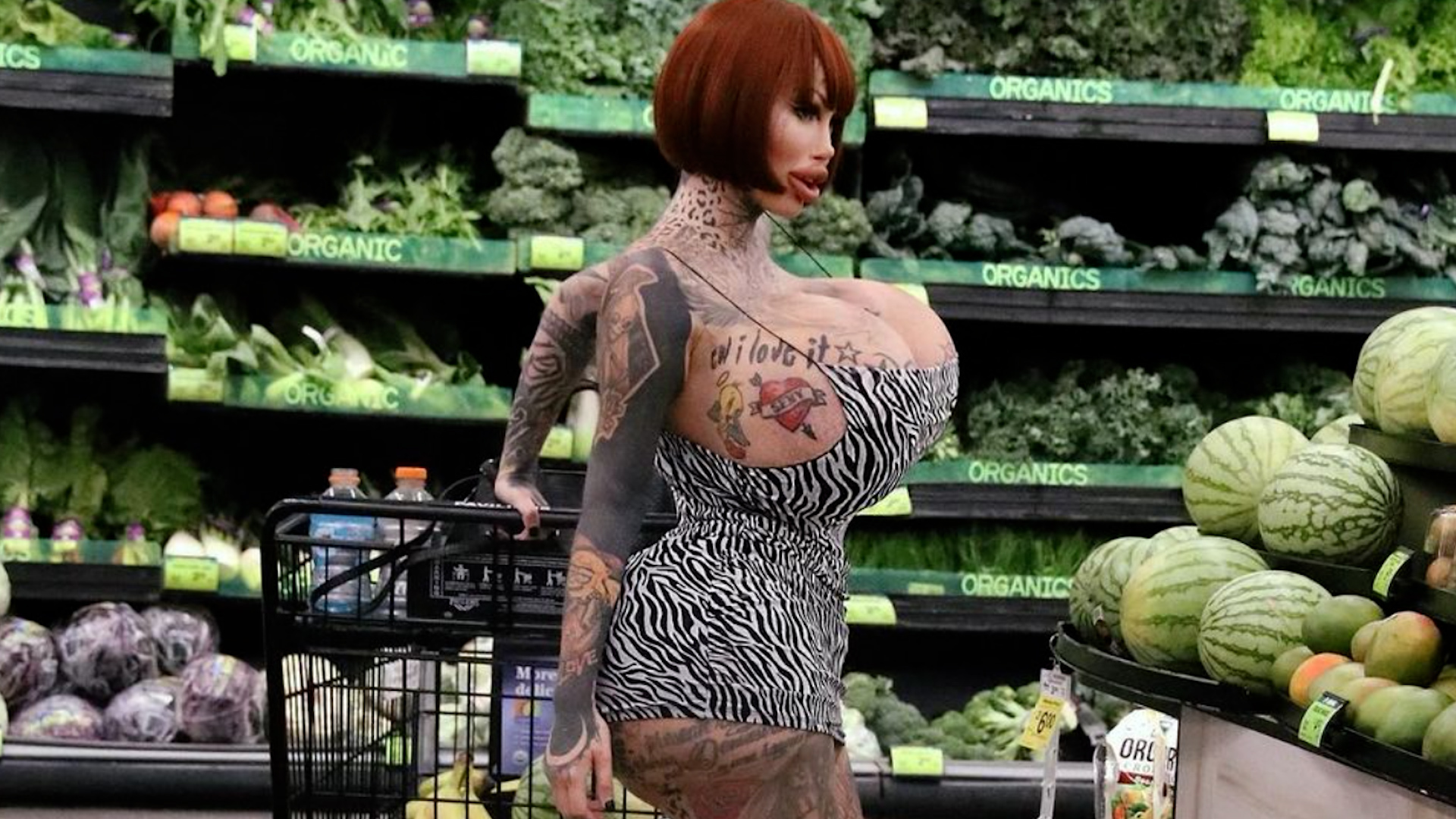 La estrella de Only Fans adicta a la cirugía que denuncia que ya no puede  andar por el peso de sus pechos de 10 kilos | Celebrities