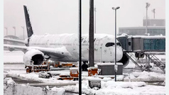 Gran nevada en Europa: caos en carreteras y miles de cancelaciones de vuelos