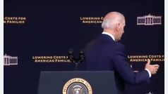 Joe Biden lo vuelve a hacer, saluda "al aire" tras un discurso