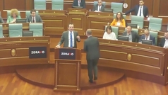 No validoMultitudinaria pelea de los diputados dentro del Parlamento de Kosovo