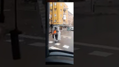 Un hombre en patinete lleva temerariamente un somier por la calle en Zaragoza