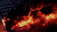 Un incendio devora un centro comercial con 1.400 tiendas en Varsovia
