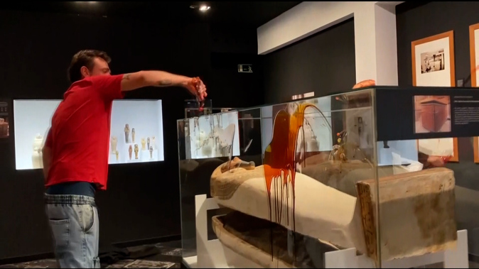 Ecologistas llenan de "sangre y petróleo" la réplica de momia de Tutankamón en el Egipcio de | Cataluña