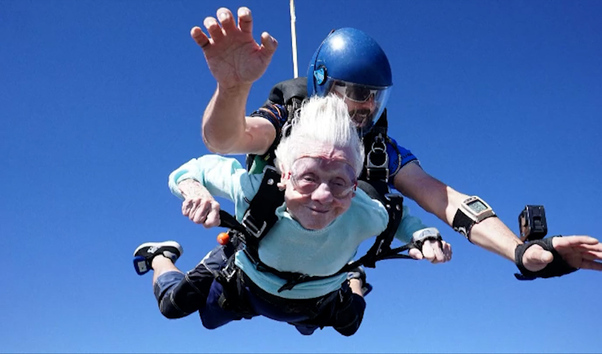 Un mujer salta en paracaídas con 104 años