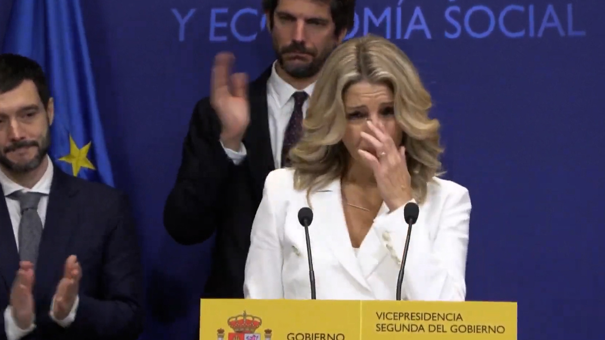 Yolanda Díaz rompe a llorar tras renovar sus cargos como Vicepresidenta y  ministra de Trabajo