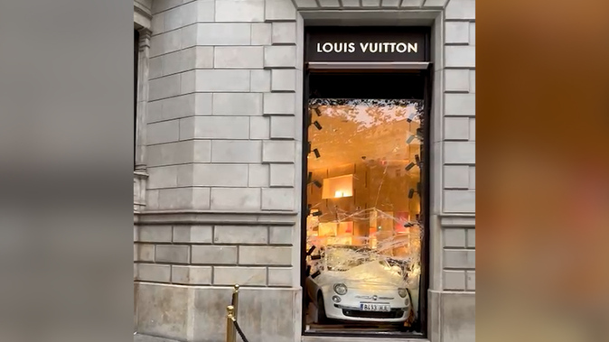 Roban por alunizaje en la tienda Louis Vuitton del paseo de Gràcia