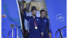 La selección argentina llega a su país con la Copa del Mundial de Qatar entre las manos
