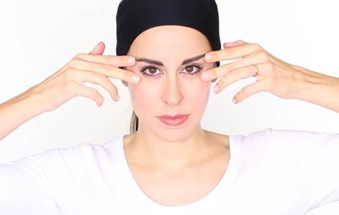 Masaje de contorno de ojos para levantar los párpados y ...