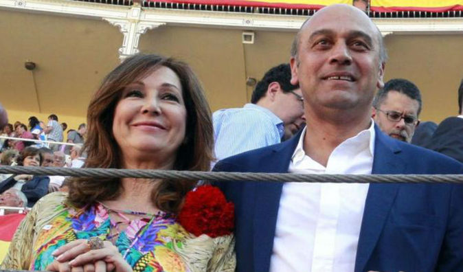 Ana Rosa Quintana, en Las Ventas con su marido.