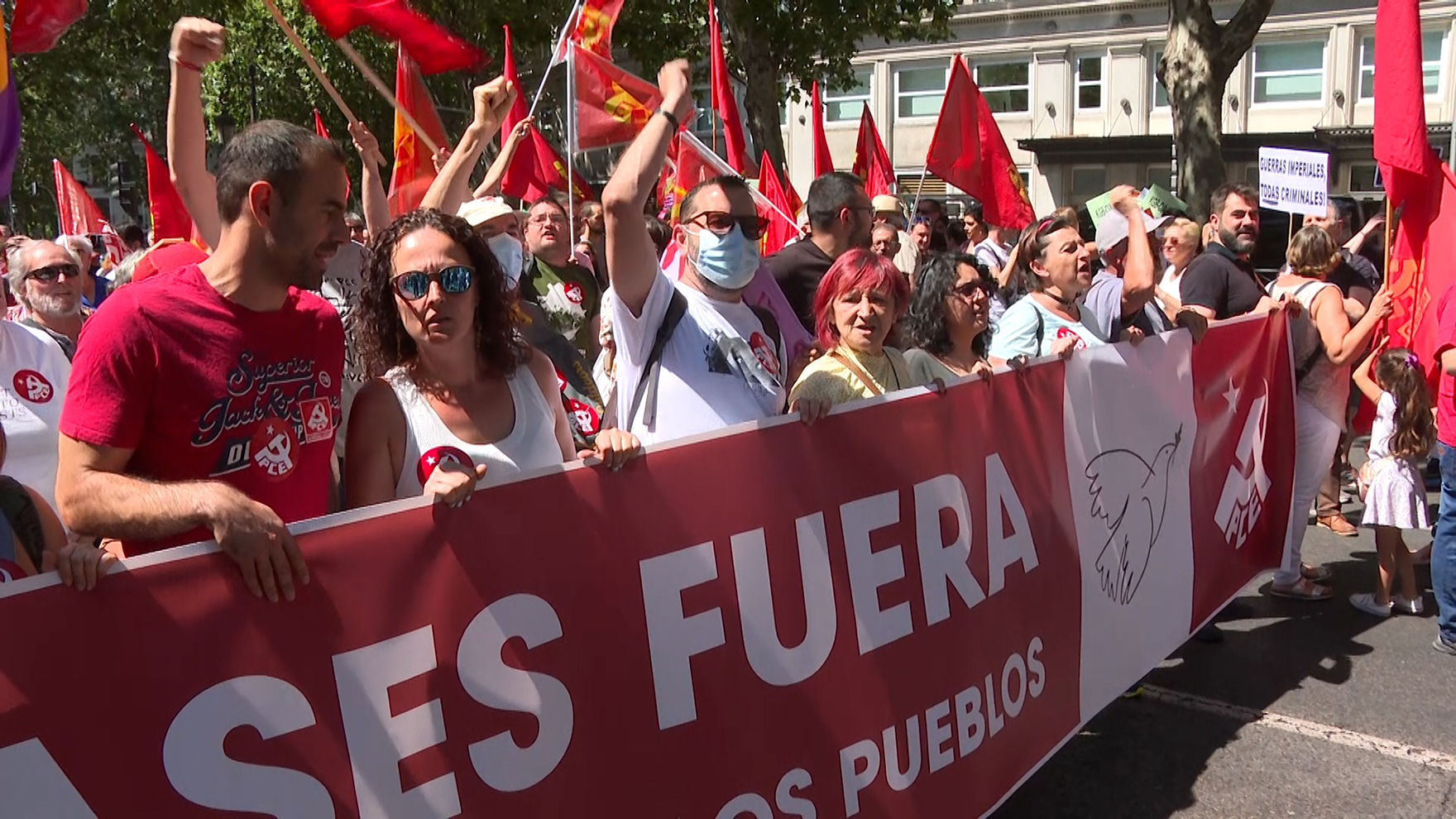 Miles de personas se manifiestan contra la OTAN con presencia de Unidas  Podemos y el 'número dos' de Belarra | España