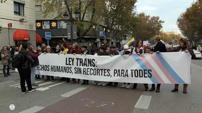Dirigentes de Podemos en el Gobierno y colectivos LGTBI protestan ...