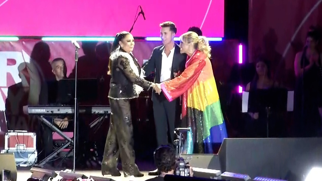 Isabel Pantoja, recibiendo el premio Mr. Gay 2022: 