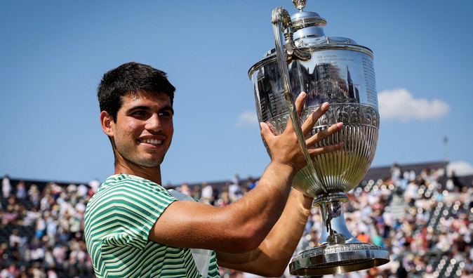 Alcaraz doblega a De Miaur, gana su primer ttulo en hierba y regresa al nmero 1 del mundo