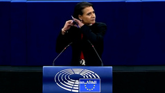 Una eurodiputada sueca se corta el pelo en protesta por la represión de las mujeres en Irán