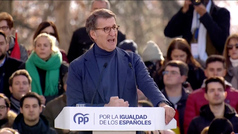 Feijóo acusa a Sánchez de poner a un mediador en España y Cataluña "experto en guerrillas"