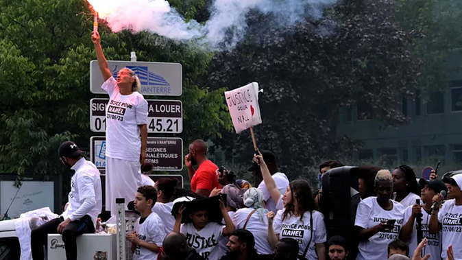 Millas de personas en Nanterre reclaman justicia por Nahel: «Nosotros también somos ingleses»