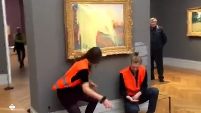 Dos activistas climáticos lanzan puré de patata a un cuadro de Monet en ...