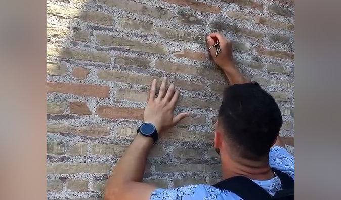 Una coppia di turisti inglesi che hanno inciso i loro nomi sul Colosseo lasciano l’Italia prima della location