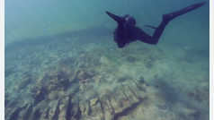 Recuperan un barco romano cargado de ánforas del fondo del mar, cerca de Sicilia