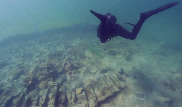 Recuperan un barco romano cargado de ánforas del fondo del mar, cerca de Sicilia