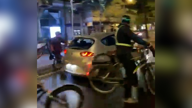 Un coche arrolla a un grupo de ciclistas en mitad de una marcha en ...