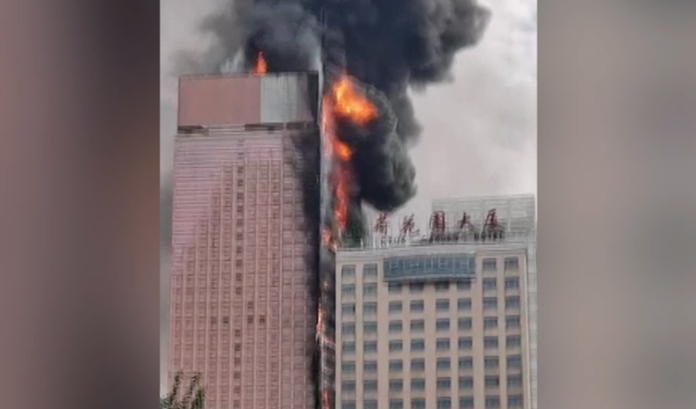 Un incendio arrasa un rascacielos en la ciudad china de Changsha | Internacional