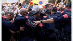 Empujones y protestas por la visita del juez Marchena a Barcelona