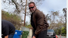 Schwarzenegger repara un bache tras las quejas de los vecinos: "Si no lo arreglan, hazlo tú mismo"